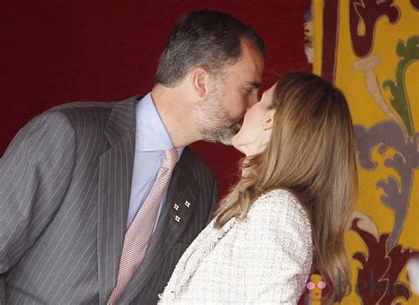 Los Príncipes de Asturias se dan un beso en el Día de la ...