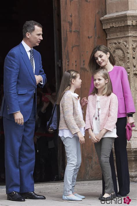 Los Reyes Felipe VI y Letizia y sus hijas en la Misa de ...