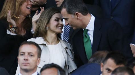 Los reyes Felipe y Letizia celebran en el fútbol su ...