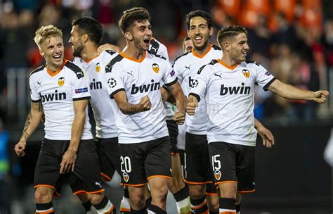 Los tres fichajes urgentes del Valencia CF para remontar el vuelo