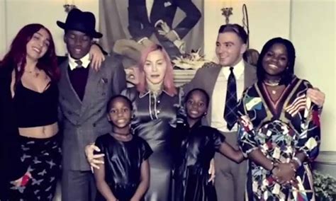 Madonna posa con sus seis hijos en una entrañable foto ...