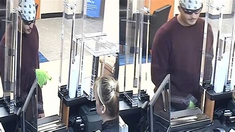 Man wearing sunglasses, bandanna robs Chase Bank in Miami ...
