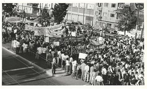 Manifestación estudiantil del 13 de agosto de 1968 mostrando mantas y ...