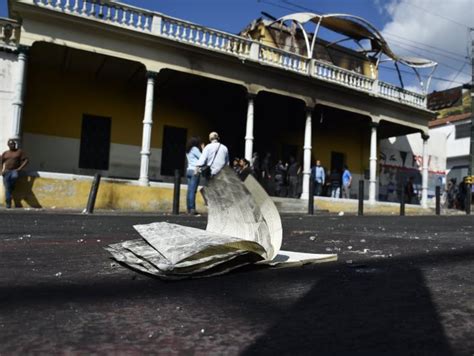 Manifestantes queman centro cultural chavista en Caracas ...
