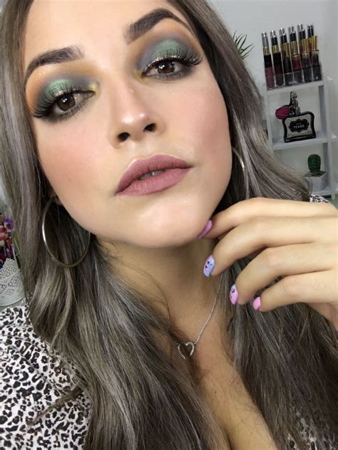 Maquillaje en tono verde | Tonos de verde, Maquillaje, Verde