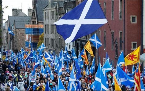 Marchan miles por la independencia de Escocia   Canal 7 ...
