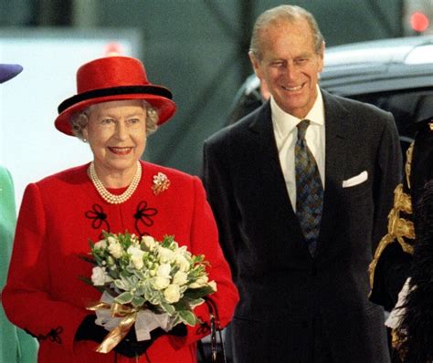 Marido da rainha Isabel II volta a conduzir dois dias depois do acidente