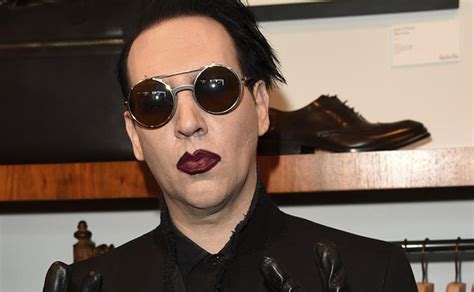 Marilyn Manson se desploma en una presentación en vivo