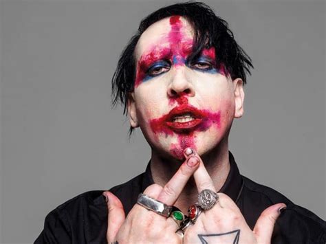 Marilyn Manson se entrega a la policía.