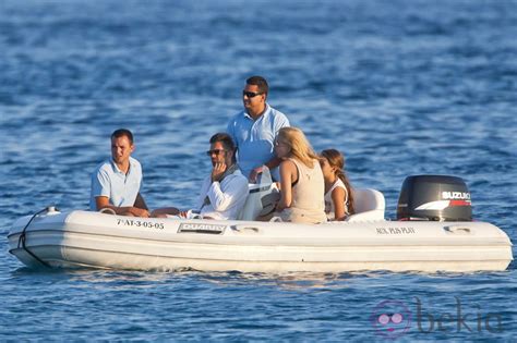 Marta Sánchez y Hugo Castejón rumbo al barco de Vicky ...