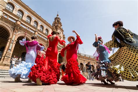Más allá del flamenco: todo el color de España en seis llamativos ...