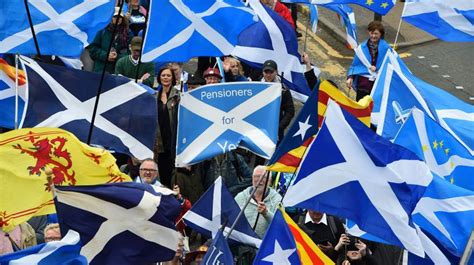Más de 30.000 manifestantes piden la independencia de ...
