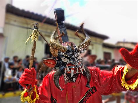 Máscaras de diablo en las fiestas populares  Diablada de Pillaro ...