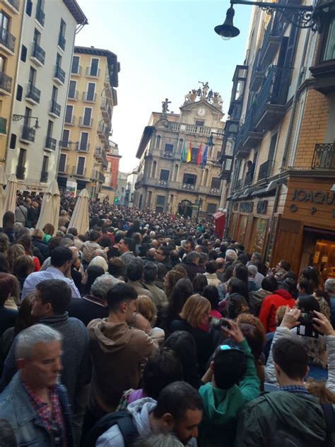 Masiva concentración en Pamplona contra la sentencia de ...
