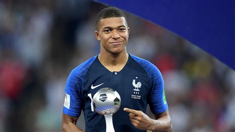 Mbappe nhận giải cầu thủ trẻ xuất sắc nhất World Cup 2018