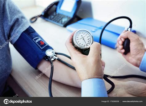 Medición de la presión arterial del paciente médico — Foto ...