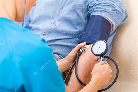 Medición de la presión arterial — Foto de stock  obencem ...