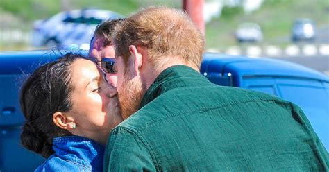 Meghan Markle y el príncipe Harry se funden en un romántico beso en África
