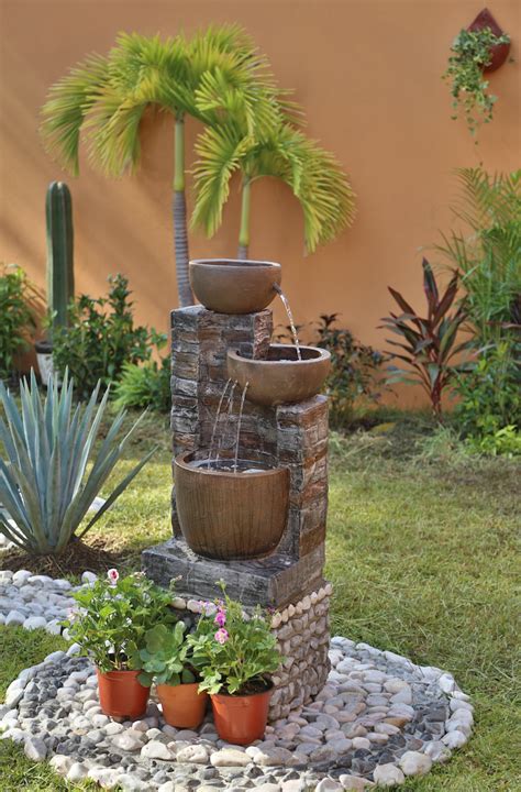 Mejora tu patio, decorando con fuentes y hermosas plantas. | adorno de ...