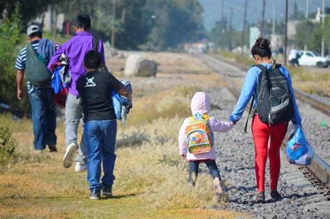 Menores migrantes: Los niños que siguen esperando en la frontera ...