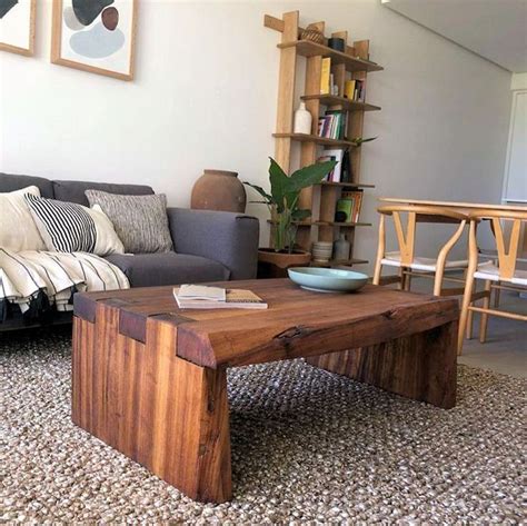 Mesa de centro de madera rústica, tapete de fibras ...