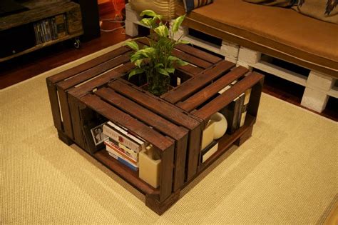 Mesa hecha con cajas de fruta recicladas / Table made with ...
