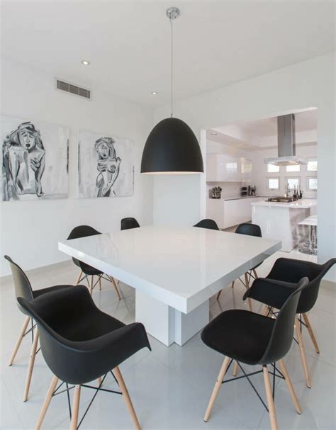 Mesas y sillas de comedor al estilo monocromático en blanco y negro