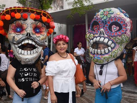 Mexicanos celebran por primera vez Día de los Muertos en ...