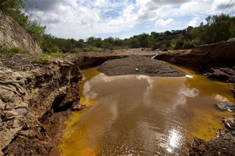 Mexico acid leak leaves orange river, toxic water