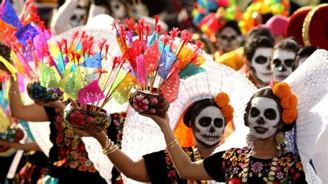 México inicia celebraciones del día de muertos con desfile ...
