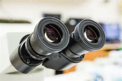 microscopio de oculares de primer plano. Foto de stock