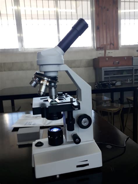 Microscopio óptico para el Laboratorio – Colegio Marianista