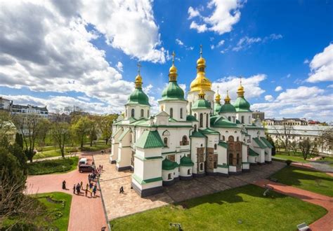Mil años de historia en la catedral de Santa Sofía de Kiev ...