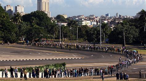 Miles de cubanos rinden homenaje al comandante Fidel ...