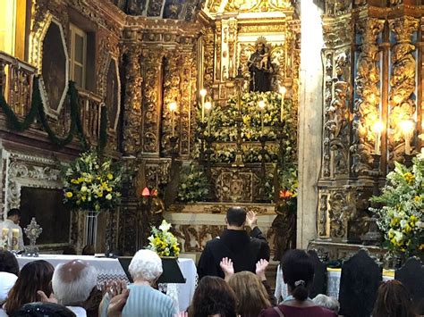 Milhares de fiéis celebram o dia de Santo Antônio no ...