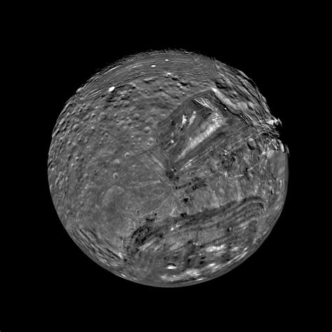 Miranda  luna de Urano  — Astronoo