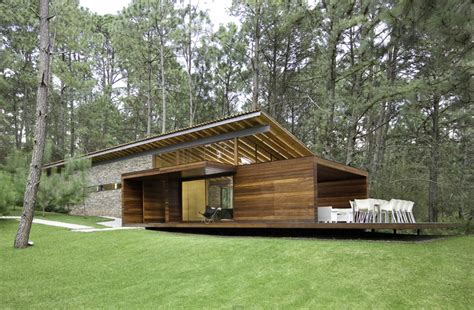 Moderna casa de campo construida en madera, hermosa estructura combina ...
