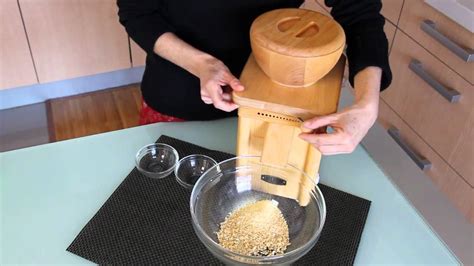 MOLINOS   Cómo hacer harina de soja   YouTube