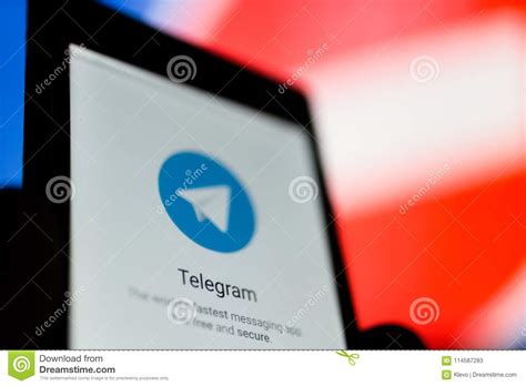 MOSCA, RUSSIA   16 APRILE 2018: Un Telefono Cellulare Con Il Telegramma ...