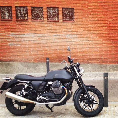 Moto Guzzi V7 Stone Barcelona | Motos retro, Motos, Retro