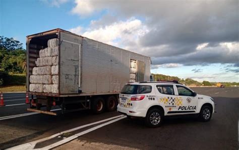 Motorista de caminhão é preso com carga de produtos contrabandeados em ...