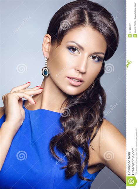 Muchacha Morena Hermosa En Un Vestido Azul Con Maquillaje De La Tarde Y ...