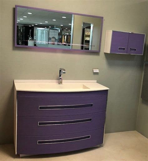 Mueble para baño moderno en morado y madera