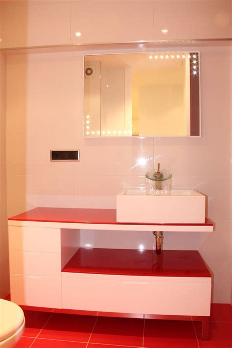 Mueble rojo de baño, lacado en blanco. | Muebles de baño ...