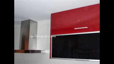 Muebles de cocina en color rojo granate con encimera de ...