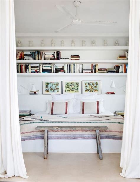 Muebles de madera cruda, combinados con hermosos textiles ...