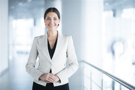 Mujer de negocios elegante feliz en la oficina pasillo ...