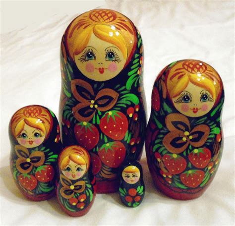 Muñecas rusas muneca negra con frutillas y hojas doradas, set de 5 ...