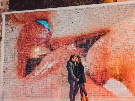 Mural del beso en barrio gótico de Barcelona