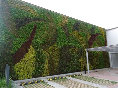 muro verde en un estacionamiento | Vertical garden, Living fence, Green ...